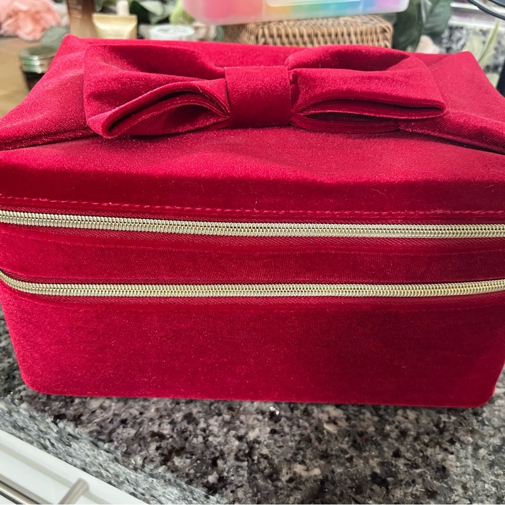 Estée Lauder travel make up case